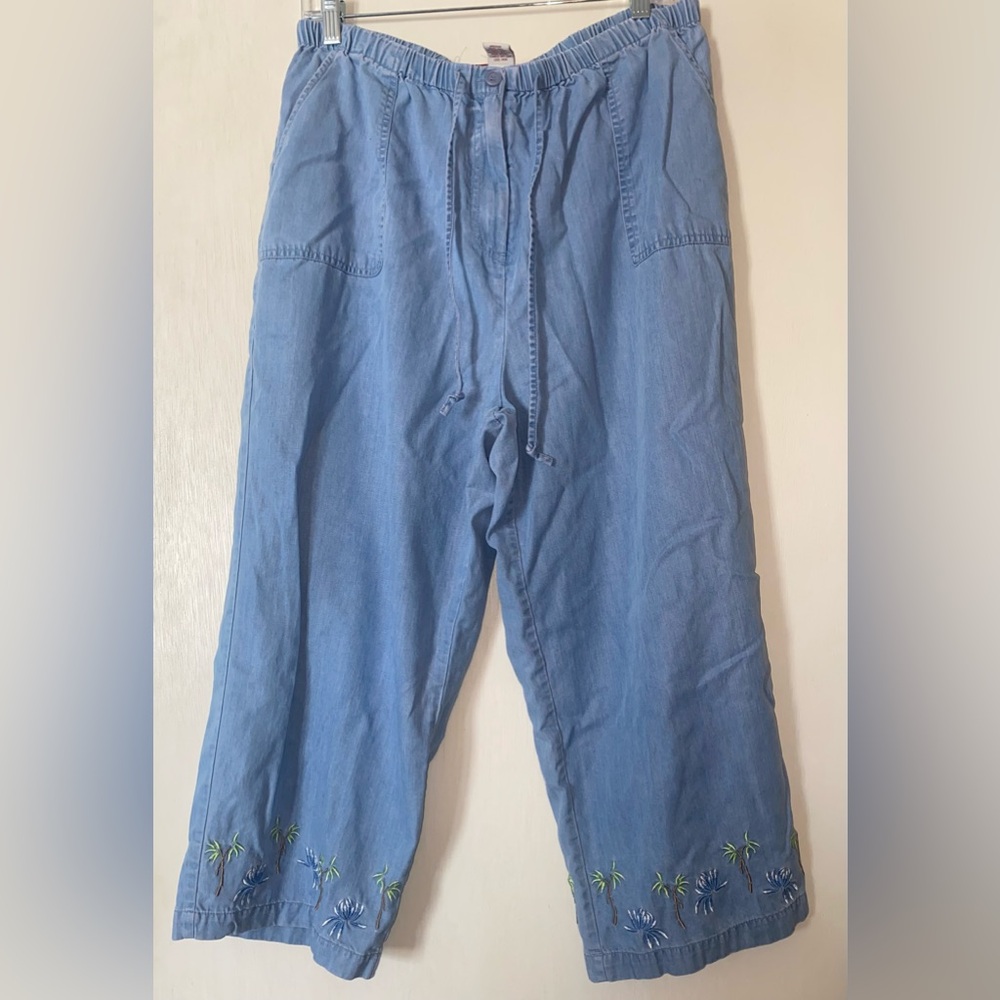 Palm tree embroidered Capri pants